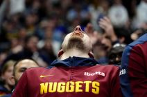 Nikola Jokić na klupi Denvera.