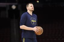Nikola Jokić na zagrevanju pred meč Denver - Hjuston
