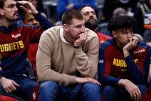 Nikola Jokić na klupi Denvera.