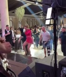 Dečko Tee Tairović povređen, prati je i sa celom nogom u gipsu