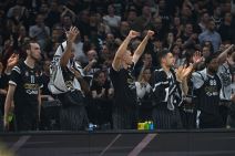 Košarkaši Partizana slave na klupi.