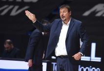Ergin Ataman  trener Panatinaikosa na utakmici protiv Makabija