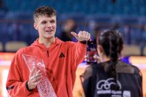 Jakub Mensik Novak Đoković 3.jpg