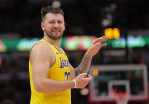 Luka Dončić u dresu Lejkersa.