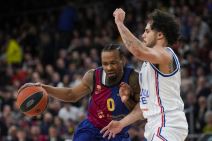 Kevin Panter dok ga u utakmici sa Efesom čuva Šej Larkin