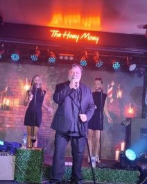 Rasel Krou sa drugom ženom