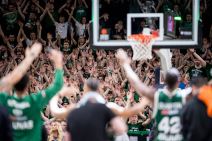Navijači Žalgirisa pozdravljaju igrače posle pobede nad Partizanom