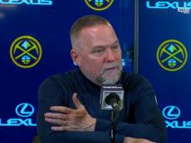 Trener Denvera Majkl Meloun upitan za mamurluk.