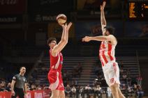 David Mirković na utakmici protiv Crvene zvezde, šutira preko Majka Tobija.