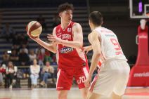 David Mirković na utakmici protiv Crvene zvezde, dok ga čuva Luka Mitrović