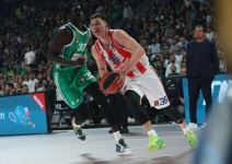 Nemanja Nedović kreće ka košu, a pored njega je Gebrijeli, igrač Panatinaikosa.