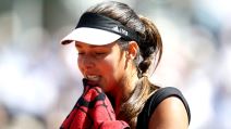 Ana Ivanović briše lice na Rolan Garosu