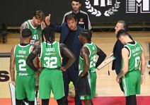 Igrači Panatinikosa i trener Ergin Ataman na utakmici u Pioniru