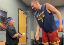 Nikola Jokić upoznao dečaka koji je dobio njegove patike na poklon