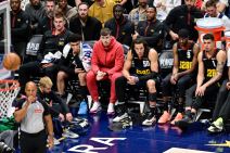 Klupa Denver Nagetsa i Nikola Jokić na njoj