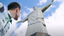 Robert Dacešin gleda u statuu Isusa Hrista u Brazilu