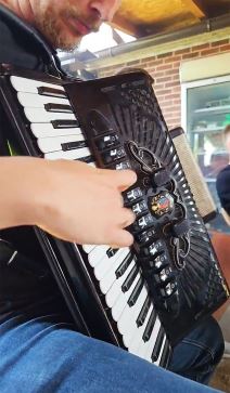 Uskršnja trpeza oca Predraga Popovića