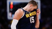 Nikola Jokić briše znoj dresom Denvera na utakmici