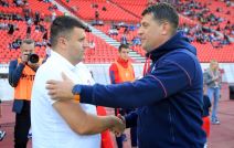 Vladan Milojević i Feđa Dudić se pozdravljaju.