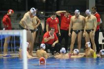 Uroš Stevanović drži govor vaterpolistima Radničkog.