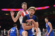 Toni Rocak košarkaš Cibone u duelu sa Majkom Daumom.