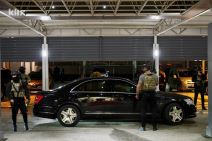 specijalci MUP-a RS čuvaju Dodikov automobil (10).jpg