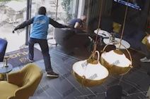 Kamere zabeležile pucnjavu u luksuznom restoranu  (5).jpg