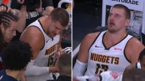 Nikola Jokić viče na trenera Denvera i saigrače na tajm-autu.