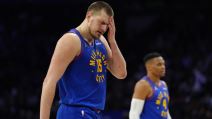 Nikola Jokić se zabrinuto drži za glavu na utakmici Denvera