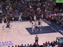 Košarkaš Denvera Nikola Jokić pogađa trojku preko Ivice Zupca.