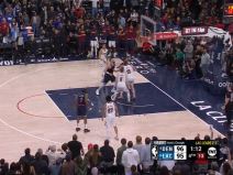 Bogdan Bogdanović postiže poene preko Nikole Jokića.