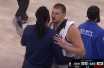 Deandre Džordan čestita Nikoli Jokiću na pobedi protiv Klipersa