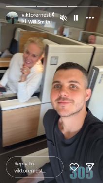 Viktor Živojinović Lepa Brena u avionu 2.jpg