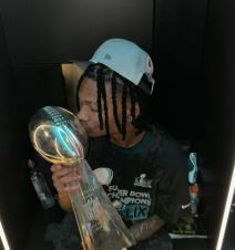 Eli Riks igrač Filadelfije ljubi NFL šampionski pehar