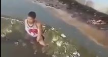Muškarac u vodi sa krokodilima