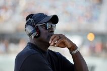 Majkl Džordan gleda trke Naskara