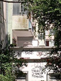 Muškarac u Rakovici izašao na terasu i preti (2).jpg