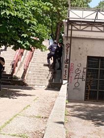 Muškarac u Rakovici izašao na terasu i preti (4).jpg