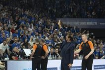 Ergin Ataman se proziva sa navijačima Efesa