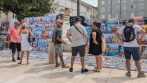 Turisti razgledaju slike uličnih prodavaca u Zadru u Hrvatskoj