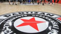 Grb Partizana na parketu Arene