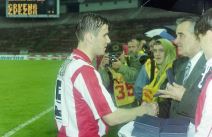 Mitko Stojkovski prima trofej od Miljana Miljanića