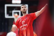 Ognjen Dobrić šutira na koš