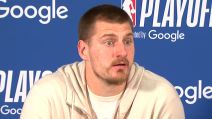 Nikola Jokić iznenađen pitanjem novinara o namernom isključenju na meču Oklahoma - Denver.