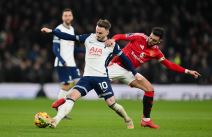 Fudbaler Totenhema Džejms Medison i fudbaler Mančester junajteda Bruno Fernandeš.