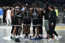 Košarkaši Partizana okupljeni na centru terena.