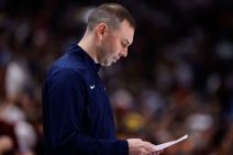 Dejvid Adelman gleda statistiku na utakmici Denvera