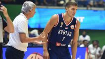 Bogdan Bogdanović i Svetislav Pešić u razgovoru na utakmici Srbije