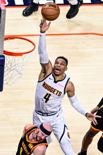 Rasel Vestbruk u prodoru protiv Aleksa Karuza iz Oklahome