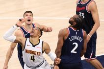 Rasel Vestbruk u duelu sa Bogdanom Bogdanovićem i Kavaijem Lenardom